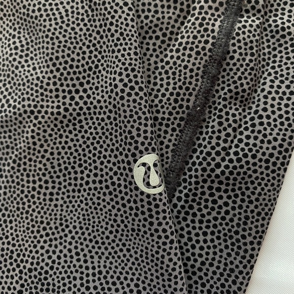 Fast & free lululemon leggings size 4 - Picture 2 of 4